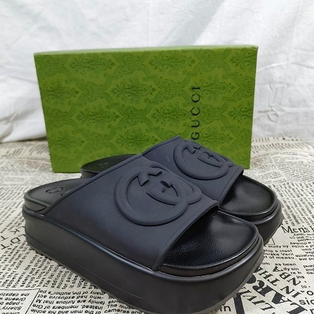 Gucci Women‘s Black interlock G Platform Sandals